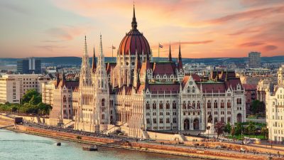 Живописный парламент Венгрии на берегу реки Дунай. (Ekaterina Polischuk/Shutterstock)