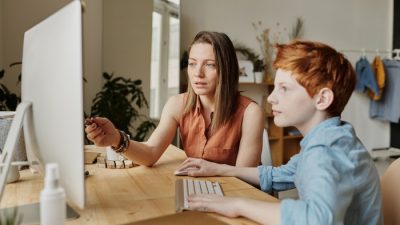Обучение на дому позволяет проводить индивидуальные инструкции. (Фото: Julia M Cameron/pexels.com/ru-ru/ License)
