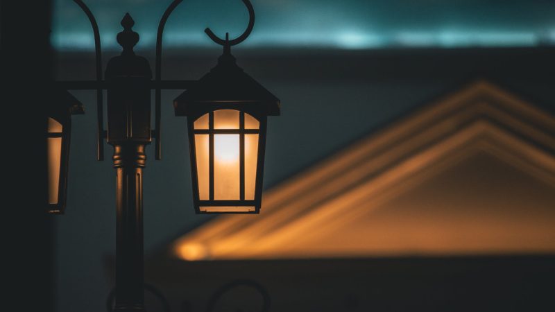 Уличный фонарь. фото: pexels.com/ru-ru/@muffin