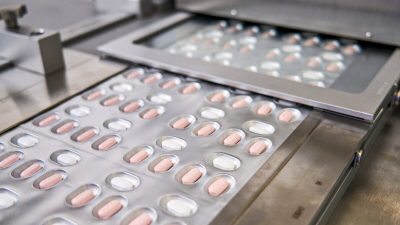 Паксловид, таблетка против COVID-19 компании Pfizer, производится в Асколи, Италия, 16 ноября 2021 года. (Pfizer/Handout via Reuters) 