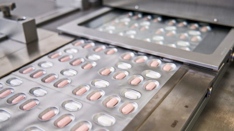 Паксловид, таблетка против COVID-19 компании Pfizer, производится в Асколи, Италия, 16 ноября 2021 года. (Pfizer/Handout via Reuters) 