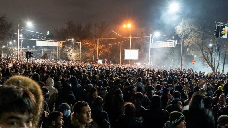 Протестующие на митинге, вызванном повышением цен на энергоносители, Алма-Ата, Казахстан, 4 января 2022 года. (Abduaziz Madyarov/AFP via Getty Images)
