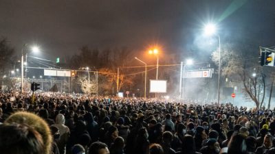 Протестующие на митинге в Алма-Ате после повышения цен на энергоносители, 4 января 2022 года. (Abduaziz Madyarov/AFP via Getty Images)