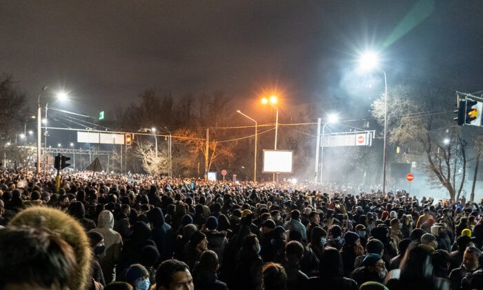 Протестующие на митинге в Алма-Ате после повышения цен на энергоносители, 4 января 2022 года. (Abduaziz Madyarov/AFP via Getty Images)