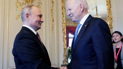 Президент России Владимир Путин (слева) с президентом США Джо Байденом во время встречи в Женеве, Швейцария, 16 июня 2021 года. (Mikhail Metzel/Sputnik/AFP via Getty Images)