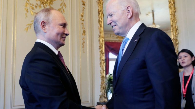 Президент России Владимир Путин (слева) с президентом США Джо Байденом во время встречи в Женеве, Швейцария, 16 июня 2021 года. (Mikhail Metzel/Sputnik/AFP via Getty Images)