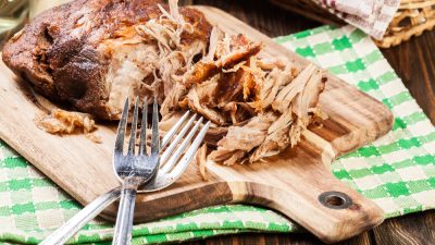 Поркетта готовится из более дешевых кусков мяса, таких как свиной окорок или лопатка, натертых фенхелем и чесноком и обжаренных на медленном огне до готовности. (Славомир Фаджер / Shutterstock.) 