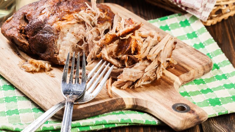 Универсальное жаркое Поркетта готовится из более дешевых кусков мяса, таких как свиной окорок или лопатка, натертых фенхелем и чесноком и обжаренных на медленном огне до готовности. (Славомир Фаджер / Shutterstock.)