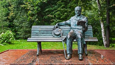 Памятник русскому композитору Петру Ильичу Чайковскому в г. Клин, Россия. (Ninetails/Shutterstock.) 
