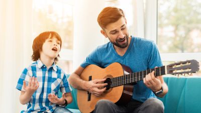 Родителям необходимо поощрять усилия, которые могут быть трудными, но значимыми в будущем. Фото: VGstockstudio/Shutterstock