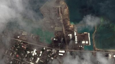 На спутниковом снимке видны основные портовые сооружения после основного извержения вулкана Хунга-Тонга-Хунга-Хапай в Нукуалофа, Тонга, 18 января 2022 года. (Спутниковое изображение ©2022 Maxar Technologies/Handout via Reuters) 