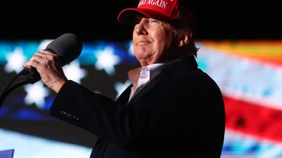 Экс-президент Дональд Трамп выступает на митинге во время фестиваля Canyon Moon Ranch во Флоренции, штат Аризона, 15 января 2022 года. Фото: Mario Tama/Getty Images 