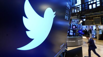 Логотип Twitter появится над торговым постом в зале Нью-Йоркской фондовой биржи 29 ноября 2021 г. Фото: Richard Drew/AP Photo
