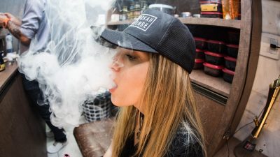 Вейп-устройство. Фото: pixabay.com/photos/woman-girl-lady-cap-smoke-vape-2586198/