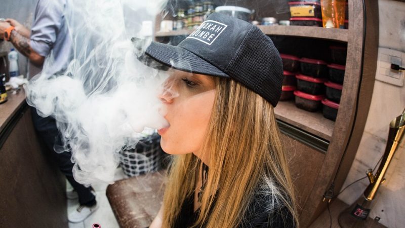 Вейп-устройство. Фото: pixabay.com/photos/woman-girl-lady-cap-smoke-vape-2586198/