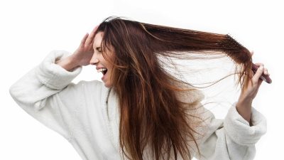 Человек с сильной чувствительностью кожи из-за мигрени будет испытывать чрезмерную боль от простых действий, таких как расчёсывание волос, потирание головы и даже при ношении украшений. Remita / Shutterstock
