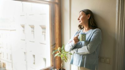 На фоне COVID-19 люди постоянно испытывают тревожность. (Shurkin_son / Shutterstock)
