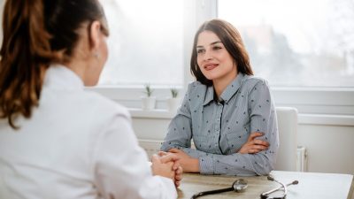 Когда мы посещаем врача, мы верим, что он предоставит нам самый лучший медицинский совет и лечение. Однако было бы лучше, если бы была возможность оценить качество этой медицинской помощи. (Бранислав Ненин / Shutterstock.)

