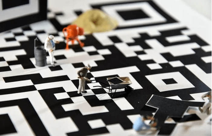 Фото: pixabay.com/photos/figures-miniatures-qr-code-bar-code-5695819/