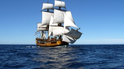 «Индевор» с поднятыми парусами в море. (Stephen Schmidt/Australian National Maritime Museum)
