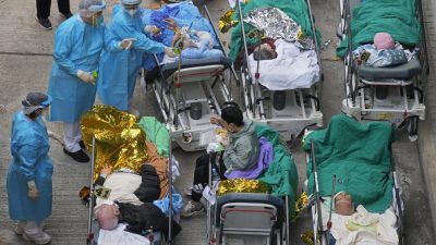 Пациенты во временном помещении возле медицинского центра «Каритас» в Гонконге, 16 февраля 2022 года. Фото: Vincent Yu/AP Photo
