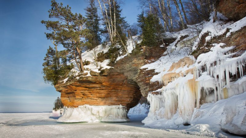 Ледяные пещеры на Апостольских островах. (Justin Meissen/CC BY-SA 2.0) 