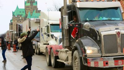 Грузовики, припаркованные в центре Оттавы, где демонстранты продолжают протестовать против обязательных требований и ограничений COVID-19 2 февраля 2022 года. (Jonathan Ren /The Epoch Times)

