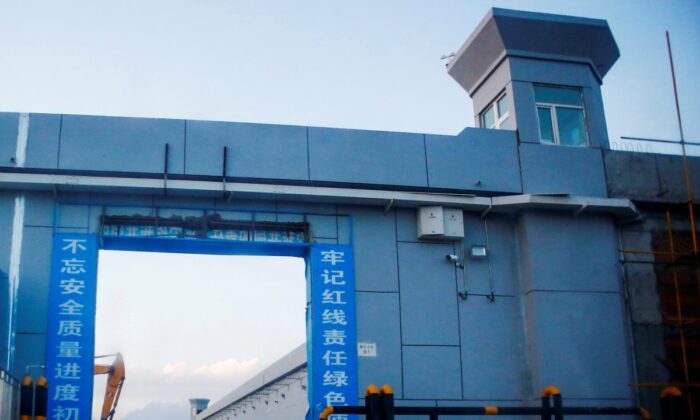 Ворота строящегося центра профессионального образования в Дабаньчэне, Синьцзян-Уйгурский автономный район, Китай, 4 сентября 2018 г. (Reuters/Thomas Peter/File Photo)