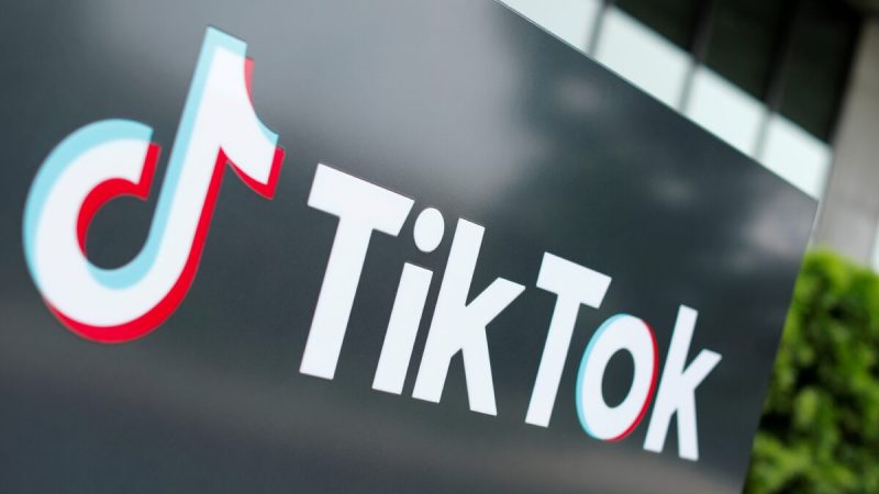 TikTok делится пользовательскими данными с третьими лицами Логотип TikTok возле головного офиса компании в США в Калвер-Сити, Калифорния, США, 15 сентября 2020 года. Фото: Mike Blake/Reuters