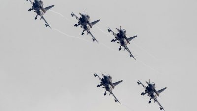 Истребители J-10 пилотажной группы ВВС Народно-освободительной армии 1 августа выступают на 10-й Китайской международной авиационно-космической выставке в Чжухай, провинция Гуандун, 11 ноября 2014 г. Фото: Reuters/Alex Lee

