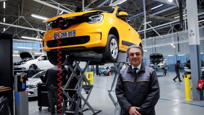 Генеральный директор Renault Лука де Мео позирует после пресс-конференции в рамках визита для презентации Re-Factory, завода по производству подержанных автомобилей, во Флине, Франция, 30 ноября 2021 года. (Benoit Tessier/Reuters)
