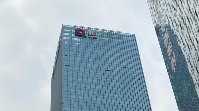 Частично удалённый логотип компании China Evergrande Group на фасаде её штаб-квартиры в Шэньчжэне, провинция Гуандун, Китай, 10 января 2022 года. Фото: David Kirton/Reuters
