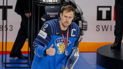 Марко Анттила из Финляндии расстроен поражением в финале чемпионата мира по хоккею с шайбой 2021 года в Риге, Латвия, 6 июня 2021 года. Фото: Vasily Fedosenko/Reuters