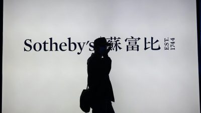 Мужчина проходит мимо вывески Sotheby's на весенней выставке распродаж в Гонконгском выставочном центре 16 апреля 2021 года. (Joyce Zhou/Reuters)