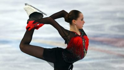 Камила Валиева исполняет произвольную программу на турнире по женскому одиночному катанию на зимних Олимпийских играх 2022 года в Пекине, 17 февраля 2022 года. Фото: Fabrizio Bensch/Reuters
