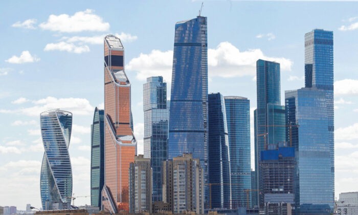 Российские банки в декабре импортировали $5 млрд наличной иностранной валюты Жилые дома перед Московским международным бизнес-центром, 22 мая 2017 года. Фото: Sergei Karpukhin/Reuters
