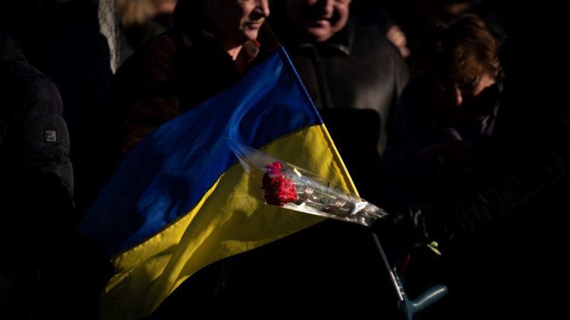 Люди присутствуют на мероприятии по случаю годовщины вывода советских войск из Афганистана в Киеве, Украина, 15 февраля 2022 года. (Emilio Morenatti/AP Photo) 