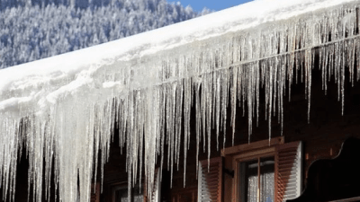 Фото: pixabay.com/photos/winter-icy-icicle-house-snow-cold-2640632/