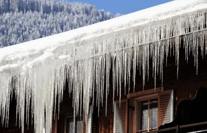 Фото: pixabay.com/photos/winter-icy-icicle-house-snow-cold-2640632/