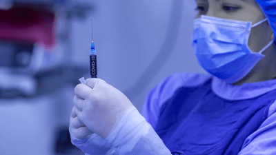 Медсестра. Фото: pixabay.com/photos/injection-nurse-hospital-syringe-5722329/