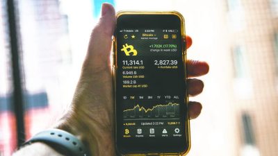 Текущий рыночный курс биткойнов в Нью-Йорке на экране смартфона, 4 декабря. (Benjamin Chasteen/The Epoch Times) 