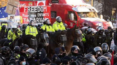 Отряд конной полиции выстраивается, чтобы разогнать протестующих в Оттаве, 18 февраля 2022 года. Фото: The Canadian Press/Adrian Wyld

