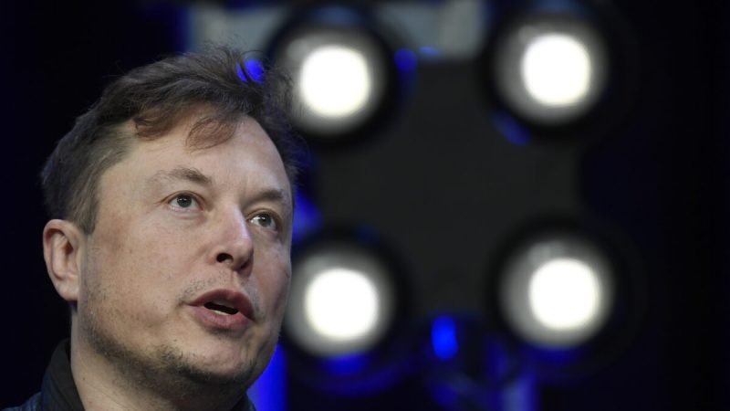 Главный исполнительный директор Tesla и SpaceX Элон Маск выступает на выставке SATELLITE в Вашингтоне 9 марта 2020 года. (AP Photo/Susan Walsh, File)