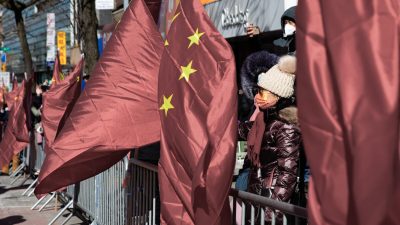 Китайские флаги на главной улице Флашинга на параде в честь китайского Нового года в Нью-Йорке, 5 февраля 2022 г. Фото: Chung I Ho/The Epoch Times
