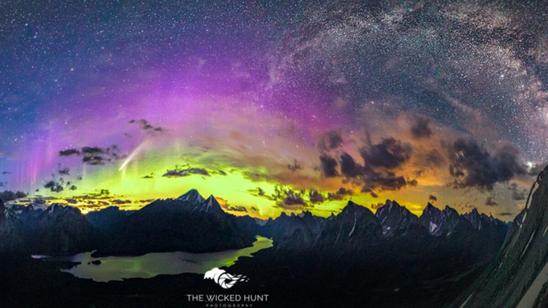 Фотограф запечатлел совпадение редких явлений природы в одном кадре (Courtesy of Stanley Aryantoy/The Wicked Hunt Photography)