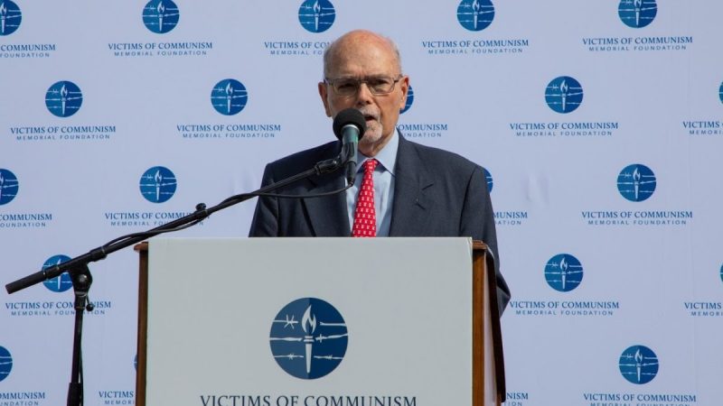 Доктор Ли Эдвардс выступил с основным докладом на 12-й ежегодной церемонии возложения венков на церемонии переклички народов. Фото: Lynn Lin/Epoch Times 