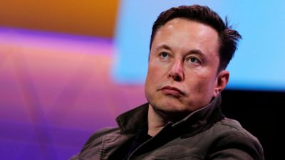Владелец SpaceX и генеральный директор Tesla Илон Маск во время беседы с легендарным игровым дизайнером Тоддом Говардом (не на фото) на игровой конвенции E3 в Лос-Анджелесе, Калифорния, 13 июня 2019 года. (Mike Blake/Reuters)
