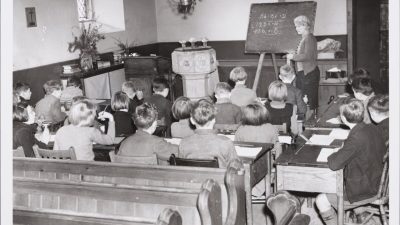 Школа в церкви. Дети, эвакуированные из Вест Хэма и Бирмингема, используют церковь Всех Святых, Бишопсвуд, Росс-на-Уайе, в качестве школьного помещения из-за отсутствия мест в школе. Церковь расположена в лесу в долине Уай, и если погода тёплая, то дети проводят уроки на открытом воздухе. (Фото: Hulton Archive/Getty Images)