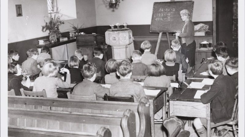 Школа в церкви. Дети, эвакуированные из Вест Хэма и Бирмингема, используют церковь Всех Святых, Бишопсвуд, Росс-на-Уайе, в качестве школьного помещения из-за отсутствия мест в школе. Церковь расположена в лесу в долине Уай, и если погода тёплая, то дети проводят уроки на открытом воздухе. (Фото: Hulton Archive/Getty Images)