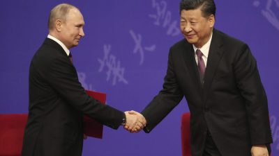 Президент России Владимир Путин пожимает руку китайскому лидеру Си Цзиньпину во время церемонии в университете Цинхуа в Пекине 26 апреля 2019 года. (Kenzaburo Fukuhara/Pool/Getty Images)
